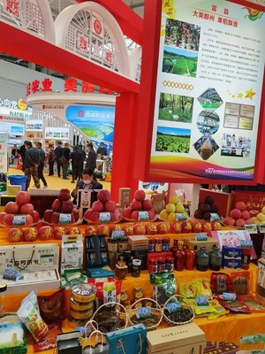 富縣特色農(nóng)產(chǎn)品閃耀農(nóng)高會(huì)，簽約引資與食品銷(xiāo)售成果喜人